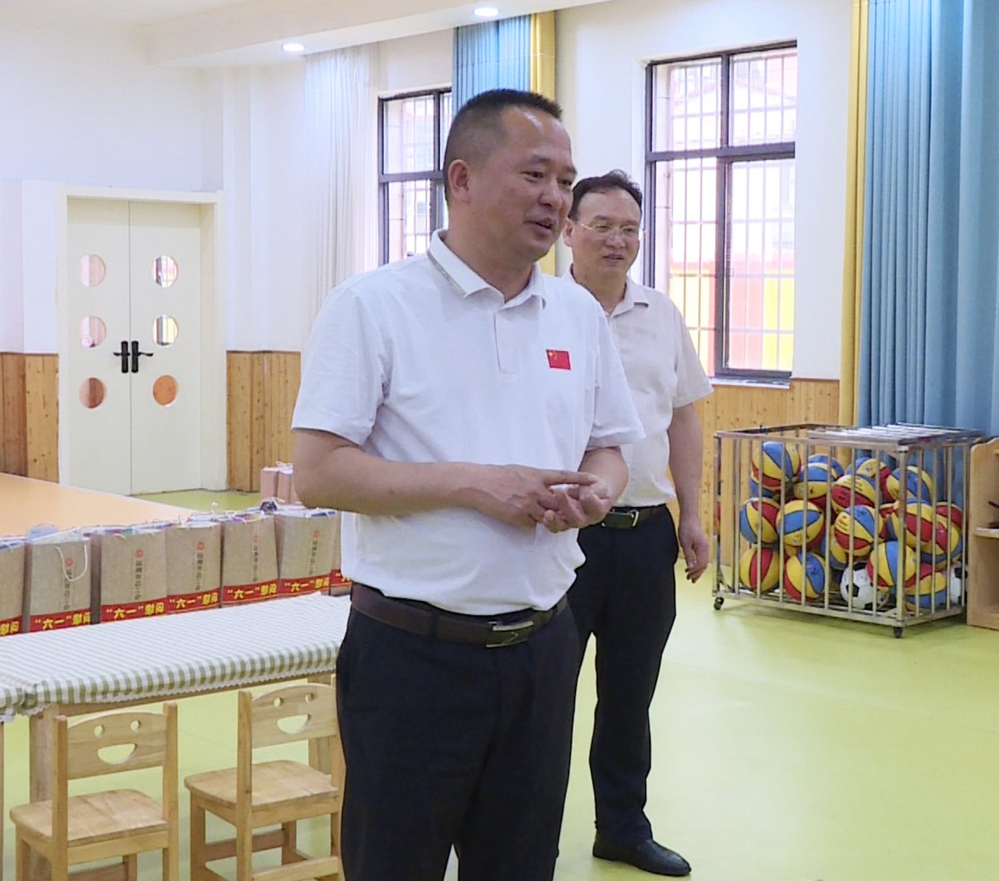 易兴建慰问六一学生014_副本.jpg