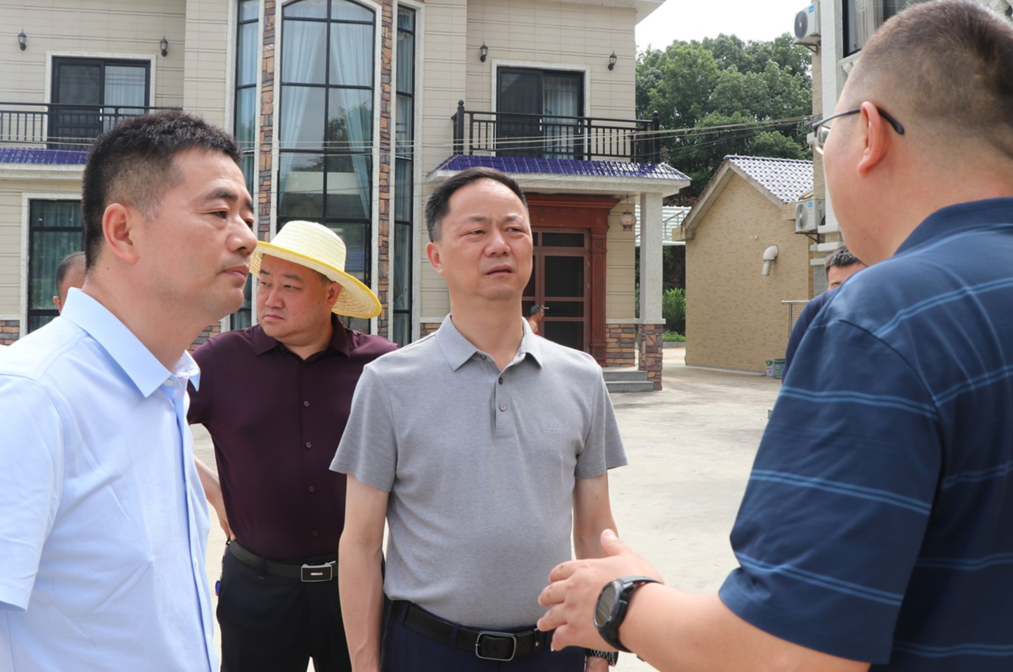 7.5书记督导农村厕改1_副本.jpg