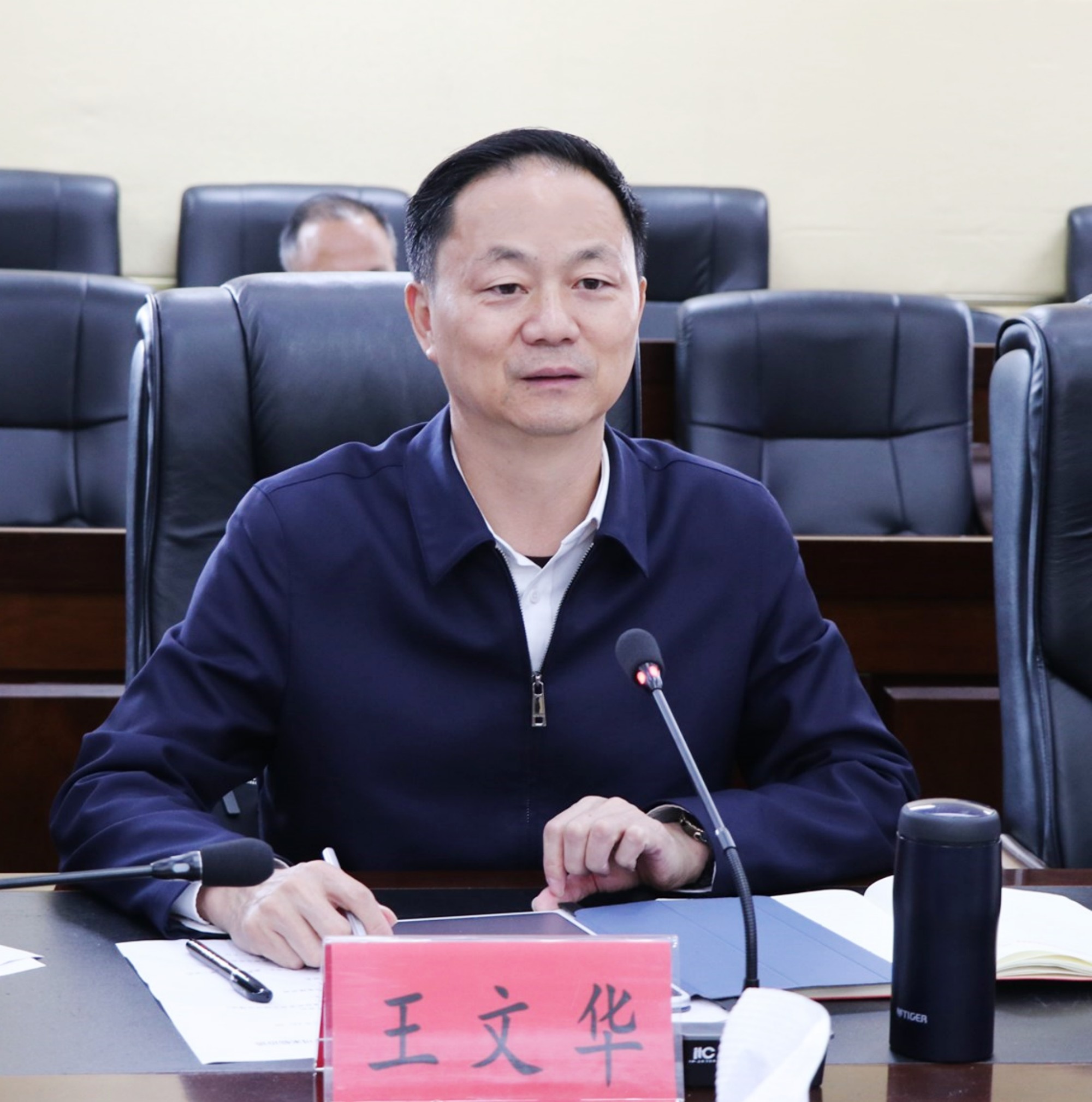 书记洽谈.jpg1.jpg