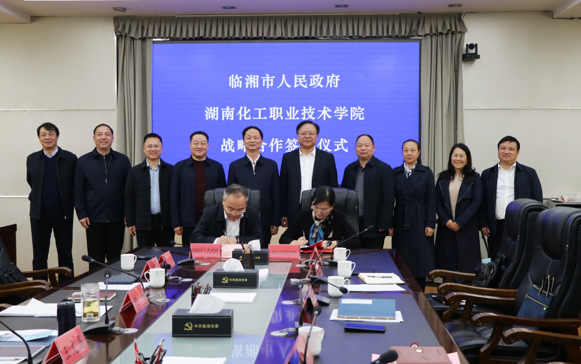 书记签约.jpg1.jpg